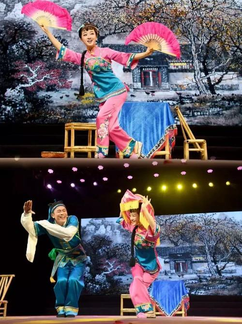 Tea-Picking Opera performer in traditional costume — the art of Cai Cha Xi (采茶戏表演者)
