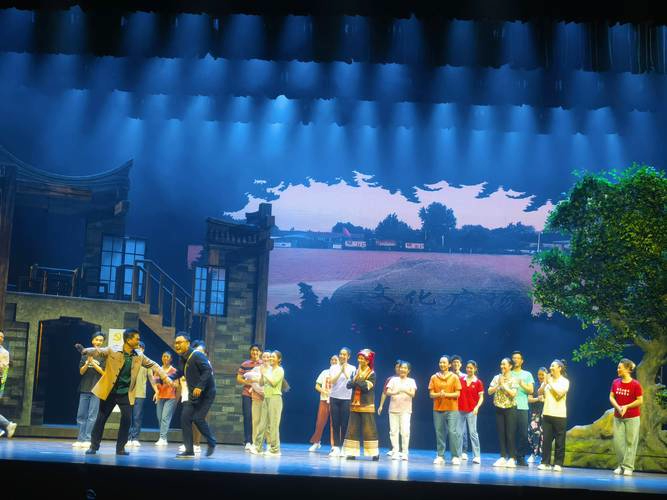 Tea-Picking Opera musical performance at Shaoguan Theater (粤北采茶调音乐剧《春暖花开》)