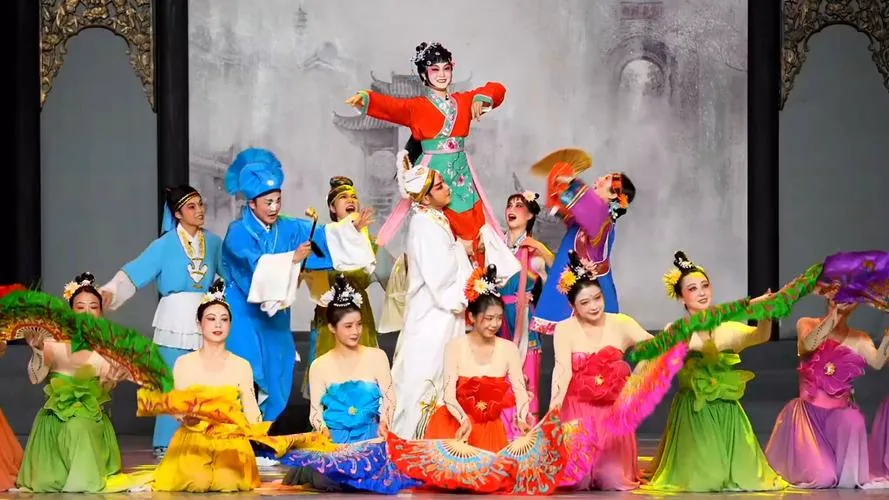 Northern Guangdong Tea-Picking Opera stage performance (粤北采茶戏《珠玑巷》) — national intangible cultural heritage